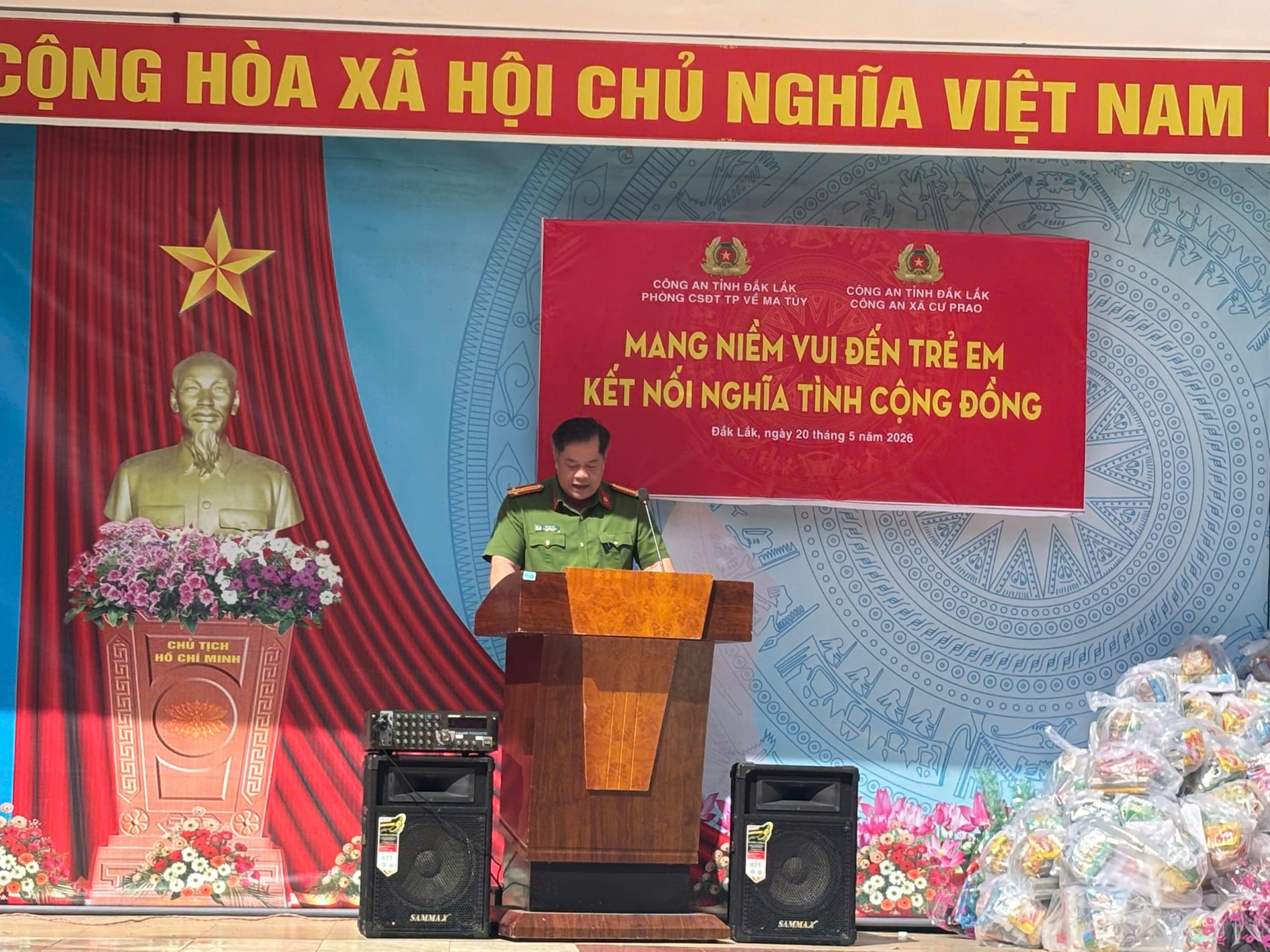 Đoàn Thanh niên – Hội Phụ nữ Phòng Cảnh sát điều tra tội phạm về ma túy (PC04), Công an tỉnh Đắk Lắk phối hợp tổ chức chương trình trao quà cho học sinh Trường Tiểu học Phạm Hồng Thái Đoàn Thanh niên – Hội Phụ nữ Phòng Cảnh sát điều tra tội phạm về ma túy (PC04), Công an tỉnh Đắk Lắk phối hợp tổ chức chương trình trao quà cho học sinh Trường Tiểu học Phạm Hồng Thái